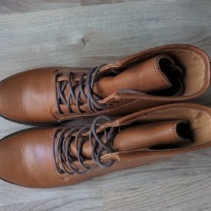 Frye Veronica Combat boot Size 7 Camel